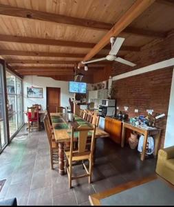 伊瓜蘇港的住宿－伊瓜蘇港口酒店，厨房以及带桌椅的用餐室。