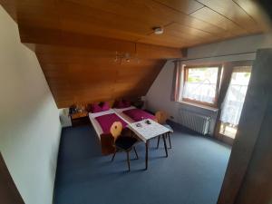 ein Zimmer mit einem Tisch und Stühlen in einem Haus in der Unterkunft Gasthof Keller Merdingen in Merdingen