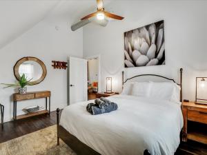 - une chambre avec un lit et un ventilateur de plafond dans l'établissement Scenic Rustic Farmhouse - Patio Gameroom Firepit, à Garland