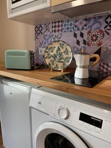 una cucina con lavatrice su un bancone di Alange Termal ad Alange