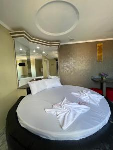 Postel nebo postele na pokoji v ubytování Hotel Paradise + 6 fotografií
