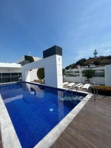 een zwembad op het dak van een gebouw bij Suite en Puerto Santa Ana! in Guayaquil