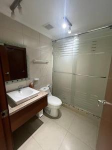 een badkamer met een toilet, een wastafel en een douche bij Suite en Puerto Santa Ana! in Guayaquil