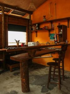 una mesa de madera en una habitación con cocina en Valhalla Glamping House, en Bombinhas