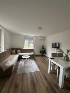 uma sala de estar com um sofá e uma árvore de Natal em Terzibašin Konak em Saraievo