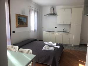 a small room with a bed and a kitchen at Aurasol Alghero in Alghero