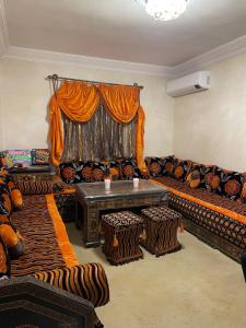 een woonkamer met een bank en een tafel bij Kech Days appartement près de l'aéroport in Marrakesh