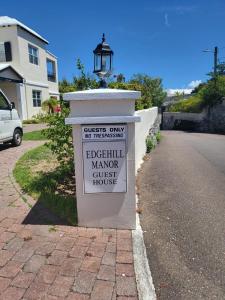 un panneau sur le côté d'une rue dans l'établissement Edgehill Manor Guest House, à Hamilton