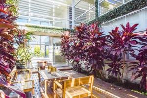 un patio con mesas y plantas en un edificio en Villa de Diseño exclusivo en Belén de Escobar
