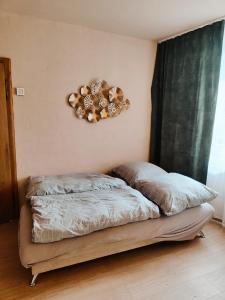 Tempat tidur dalam kamar di Vintage-Design Ferienwohnung Florentine