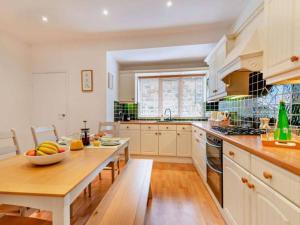O bucătărie sau chicinetă la Chatsworth Cottage +11 fotografii