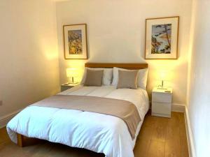 Un pat sau paturi într-o cameră la Chatsworth Cottage