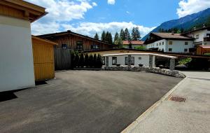 um grande parque de estacionamento em frente a uma casa em Ferienwohnung Lechleitner em Reutte