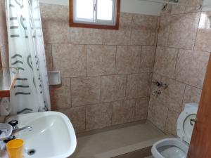 a bathroom with a sink and a toilet at Vacaciones Asequible in Necochea