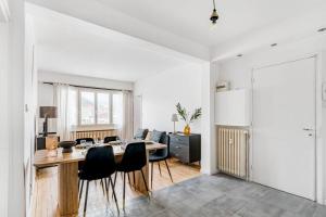 een woonkamer met een tafel en stoelen en een keuken bij Matilda - Hypercentre in Saint-Étienne