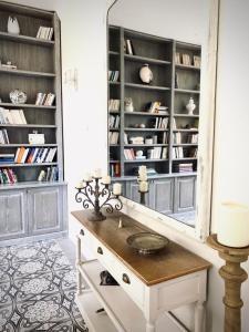 旺斯的住宿－Le Jardin D'Elma，更衣室配有镜子和桌子