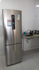 einen Kühlschrank aus Edelstahl in der Küche in der Unterkunft Apartamento no Condomínio da Fé in Cachoeira Paulista