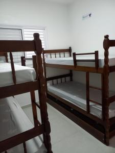 ein paar Etagenbetten in einem Zimmer in der Unterkunft Apartamento no Condomínio da Fé in Cachoeira Paulista