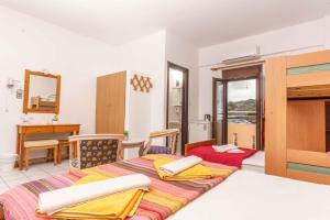 Postel nebo postele na pokoji v ubytování Alexander Beach Hotel