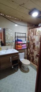 y baño con lavabo, aseo y ducha. en Hugo's Relax Home (Casa), en Ayangue