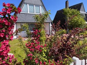 a garden with pink flowers in front of a house at Schlei-Perle in Kappeln