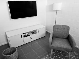 a living room with a chair and a television at Schlei-Perle in Kappeln