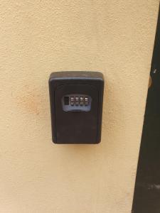 a black electrical outlet on the side of a wall at Casa n 1 con parcheggio privato e colonnina ricarica in Livorno