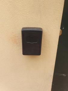 a black lightswitch on the side of a wall at Casa n 1 con parcheggio privato e colonnina ricarica in Livorno