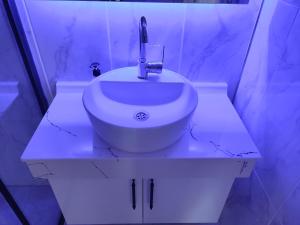 a bathroom with a white sink on a counter at Hasankeyf Hasbahçe Otel in Hasankeyif