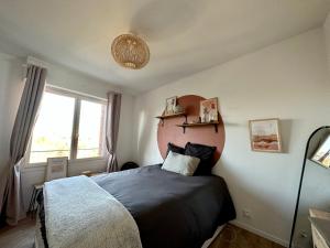 Ліжко або ліжка в номері LILLE Appart Cosy 68m2 lumineux avec balcon - garage prive