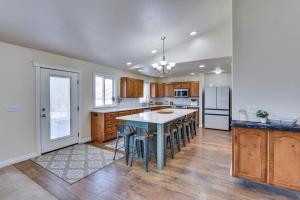 A cozinha ou kitchenette de Layton Home with Pool and Hot Tub, 23 Mi to Snowbasin!
