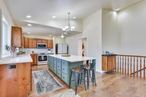 A cozinha ou kitchenette de Layton Home with Pool and Hot Tub, 23 Mi to Snowbasin!