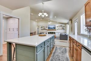 A cozinha ou kitchenette de Layton Home with Pool and Hot Tub, 23 Mi to Snowbasin!
