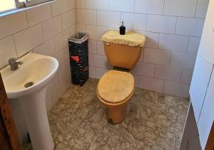 CuracavíにあるEl Sauceのバスルーム(トイレ、洗面台付)