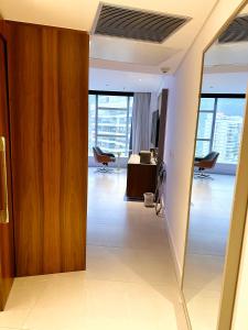 Habitación con una puerta que conduce a una habitación con escritorio. en Propriedade privada no Hotel Nacional Rio de Janeiro en Río de Janeiro