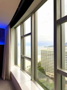 Propriedade privada no Hotel Nacional Rio de Janeiro في ريو دي جانيرو: غرفة مع نوافذ مطلة على المحيط