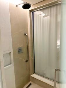 y baño con ducha y puerta de cristal. en Propriedade privada no Hotel Nacional Rio de Janeiro, en Río de Janeiro