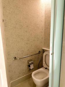 a bathroom with a toilet and a toilet paper dispenser at Propriedade privada no Hotel Nacional Rio de Janeiro in Rio de Janeiro