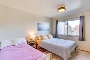 1 dormitorio con 2 camas y ventana en Airy Fortuna Apartment with Deck!, en Fortuna