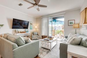 Televisyen dan/atau pusat hiburan di Updated Dauphin Island Condo with Pool and Gulf Views!