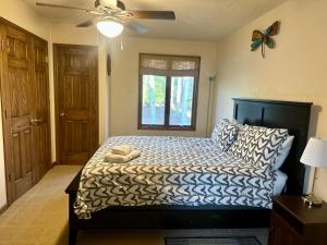 Schlafzimmer mit einem Bett und einem Deckenventilator in der Unterkunft Sai Rakshit Villa on Maurice River in Millville