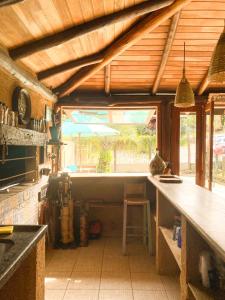 una cocina con encimera y mesa. en Pousada Sentiero - Praia do Rosa, en Praia do Rosa