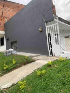 Una casa con una puerta blanca a un lado. en Moderno Apartaestudio en zona central en Medellín