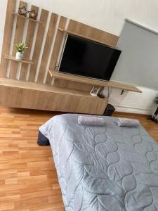 1 dormitorio con 1 cama y TV de pantalla plana en Moderno Apartaestudio en zona central en Medellín