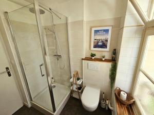 バイユーにあるLe petit Bayeusainのシャワーとトイレ付きのバスルーム +17枚の写真