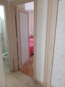 un pasillo con una puerta que conduce a un dormitorio en depto pleno centro a 3 cuadras del mar en Mar del Plata