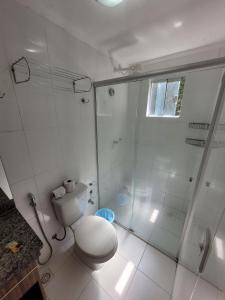 Lacqua diRoma RM Hospedagem في كالدس نوفاس: حمام أبيض مع دش ومرحاض