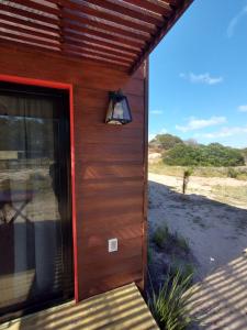 ein Holzhaus mit seitlicher Beleuchtung in der Unterkunft Casas frente a la Playa in La Paloma