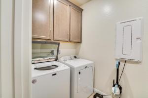 een kleine wasruimte met een wasmachine en droger bij Gorgeous Henderson Home with Patio and Yard! in Las Vegas