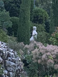 a statue in the middle of a garden at Maison de Golfeur in Mallemort